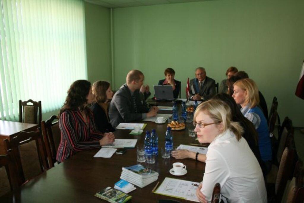 Igaunijas Valsts kancelejas delegācijas dalībniekus interesēja gan Valgas, gan Valkas pašvaldību vadītāju viedokļi par turpmākās sadarbības aspektiem.
Autors: Aldis Dubļāns