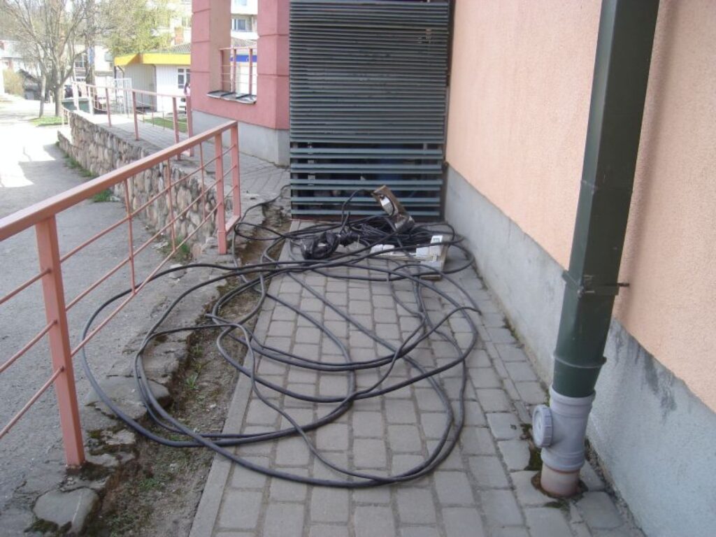  No ietves aizvāktais Zienassvētku egles kabelis joprojām tiek uzglabāts svešā īpašumā, veikalam – kafetērijai “Maiznīca Ieva” piegulošajā teritorijā.
Autors: Sandra Pētersone