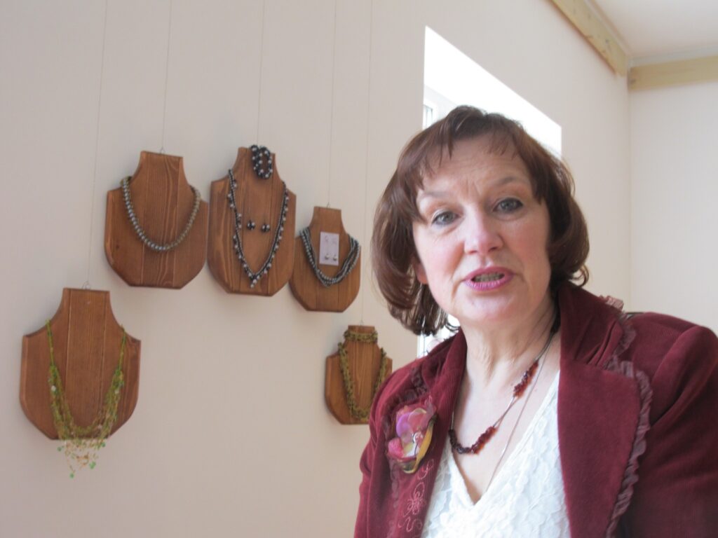 Valkas mākslas skolas studijas vadītāja Gunda Sīmane šo ekspozīciju uzskata par ļoti profesionālu. 
Autors: Aldis Dubļāns