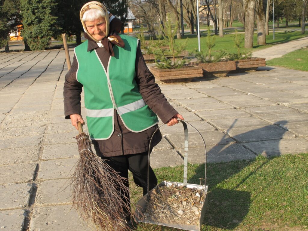  Novada domes Pilsētas teritorijas apsaimniekošanas nodaļas strādniece Rūta Kārkliņa savus pienākumus veic tikai otro gadu, bet jau ir izpelnījusies atzinīgus vārdus. 
Autors: Inga Karpova