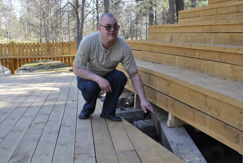  Plūdos cietusi tikai šoziem atjaunotā Strenču brīvdabas estrāde. Līdz Plostnieku svētkiem tā jāsalabo vismaz pagaidu variantā, atzīst pašvaldības speciālists Ilmārs Strauts. 
Autors: Sandra Pētersone