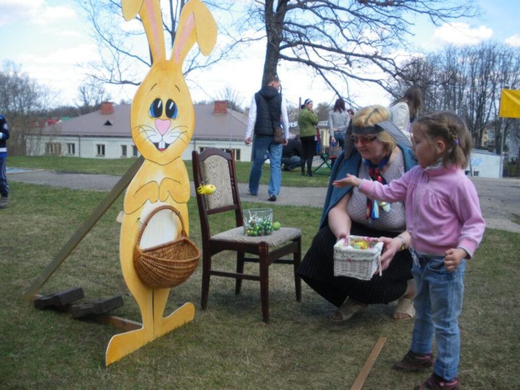 Smilteniešu ģimenes šodien Lieldienas svinēja arī pie kultūras un sporta centra. Organizatori bija parūpējušies, lai bērnus iepriecinātu interesantās atrakcijās
Autors: Sandra Pētersone