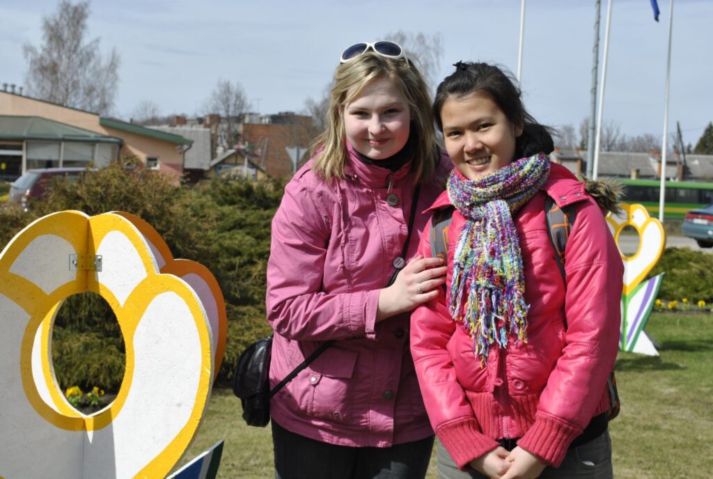 Lieldienas pirmo reizi mūžā  svinēs arī otra meitene no Taizemes Jutama Tavonga. Viņa mācās Smiltenes Centra vidusskolas 10. klasē un dzīvo “audžumāsas” Ditas Pētersones ģimenē. Jutama Latvijā šoziem iemācījās slēpot un slidot un ir par to sajūsmā. Taču, ja Ditai ļoti garšo taizemiešu ēdieni, tad Jutamai latviešu tradicionālie ēdieni - rupjmaize, putras, kefīrs, pelēkie zirņi ar speķi - neiet pie sirds.
Autors: Sandra Pētersone