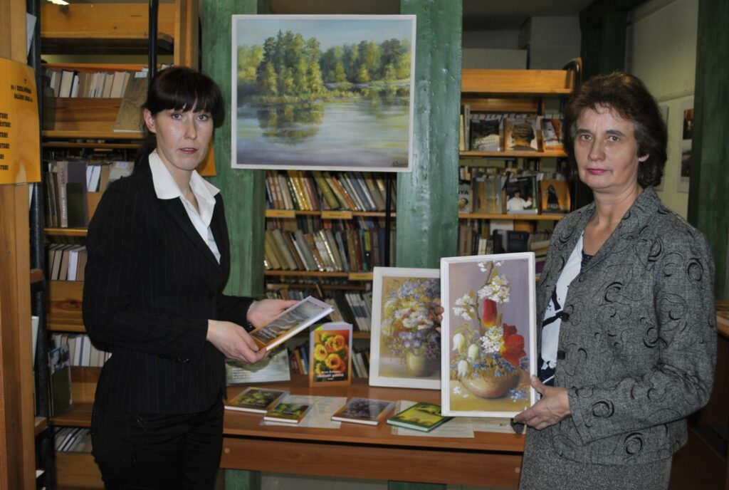 Šodien  bibliotekāres Aira Stūre (no kreisās) un Ilona Rozīte iekārtoja smilteniešu novadniecei, māksliniecei Birutai Žurovskai veltītu piemiņas izstādi.
Autors: Sandra Pētersone