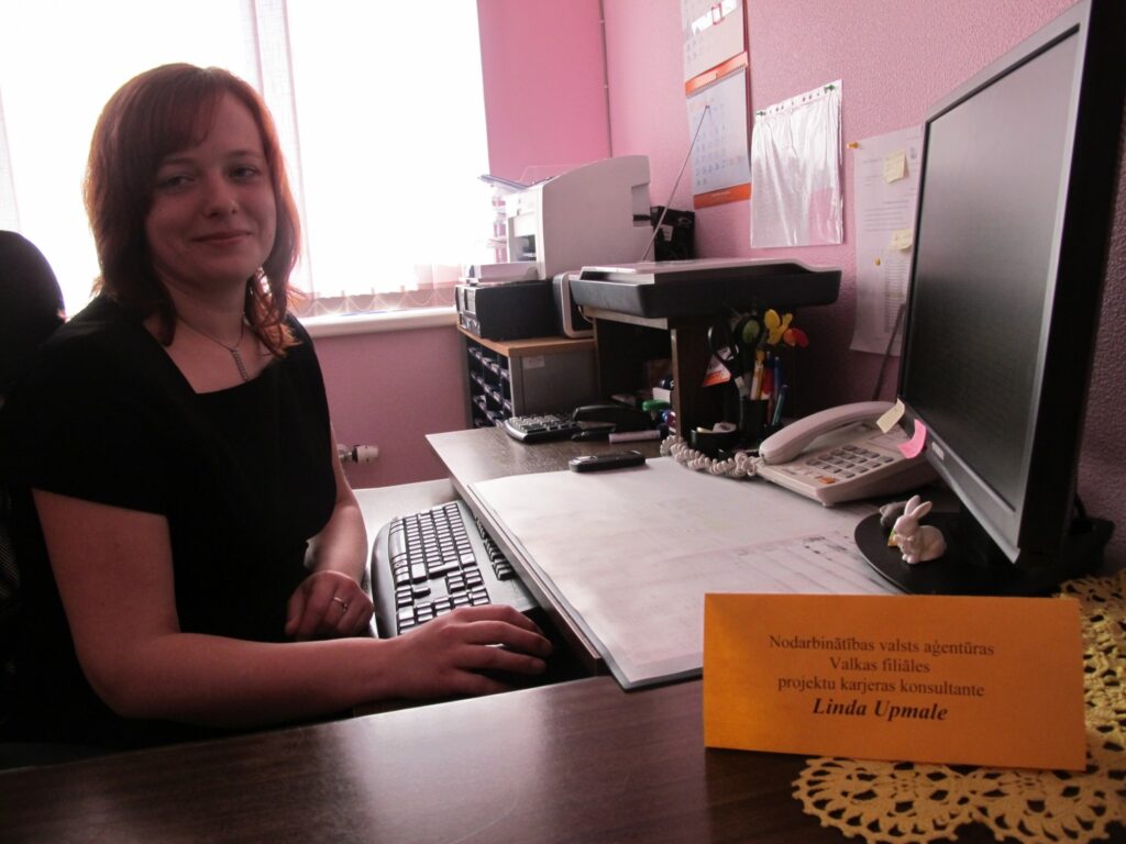 Nodarbinātības valsts aģentūras Valkas filiāles projekta karjeras konsultante Linda Upmale aicina darba devējus iesniegt pieteikumus jaunam pasākumam “Darba vieta jaunietim”. 
Autors: Inga Karpovai
