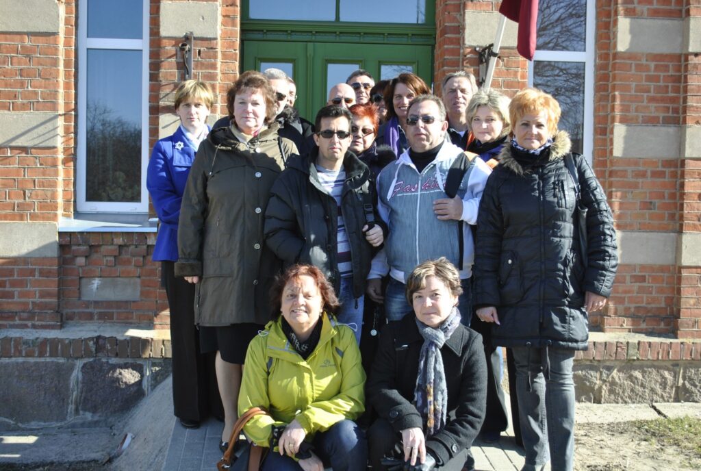 Palsmanes pamatskola šonedēļ uzņem skolotāju delegāciju no Polijas, Grieķijas un Nīderlandes. Vakar kopā ar Palsmanes pamatskolas direktori Daci Pērli un pagasta pārvaldes vadītāju Tignu Podnieci viņi ieradās Smiltenē uz pieņemšanu novada domē. 
Autors: Sandra Pētersone