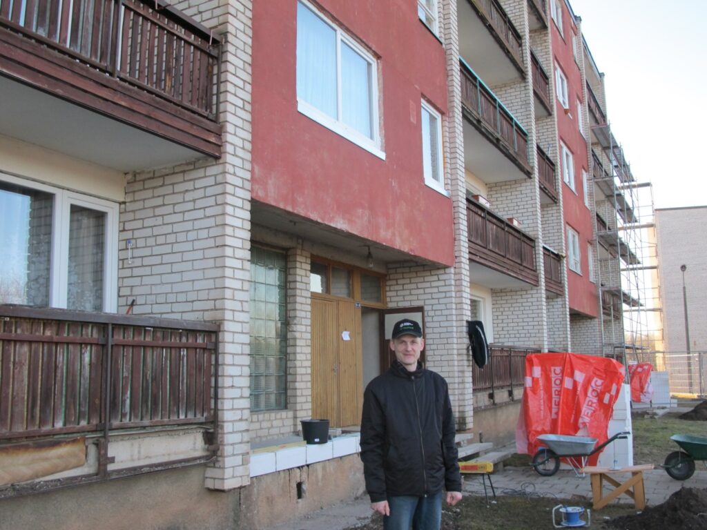 Valkā Ausekļa ielas 46. mājas vecākais Valdis Puriņš uzskata, ka iedzīvotāji būs tikai ieguvēji no mājas renovācijas.
Autors: Inga Karpova