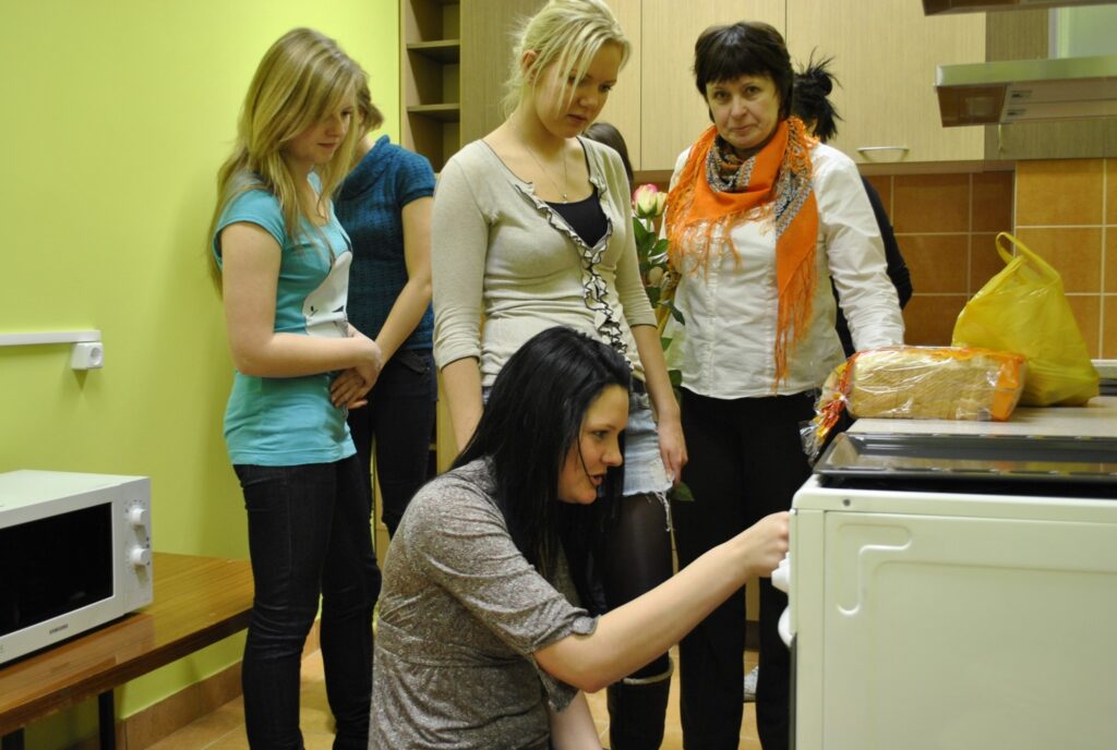 Smiltenes ģimnāzijas dienesta viesnīcas virtuves jaunais aprīkojums, tai skaitā elektriskā plīts, ir pārbaudīts mājturības skolotājas Aldas Miķes uzraudzībā. Tagad skolēni tur saimnieko patstāvīgi
Autors: Sandra Pētersone