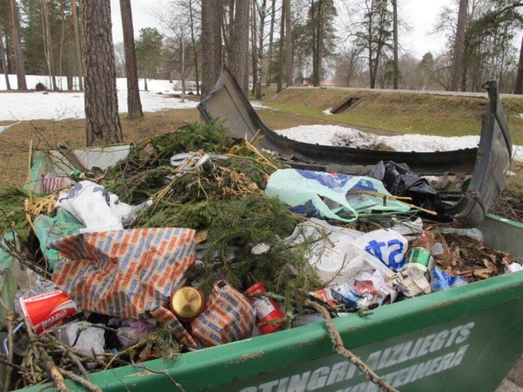 Savukārt Cimzes kapu atkritumu konteineros, kas domāti tikai zaļajiem atkritumiem, iemests pat auto plastmasas bampers, maisi ar izlietotām autiņbiksītēm un citi sadzīves atkritumi.
Autors: Inga Karpova