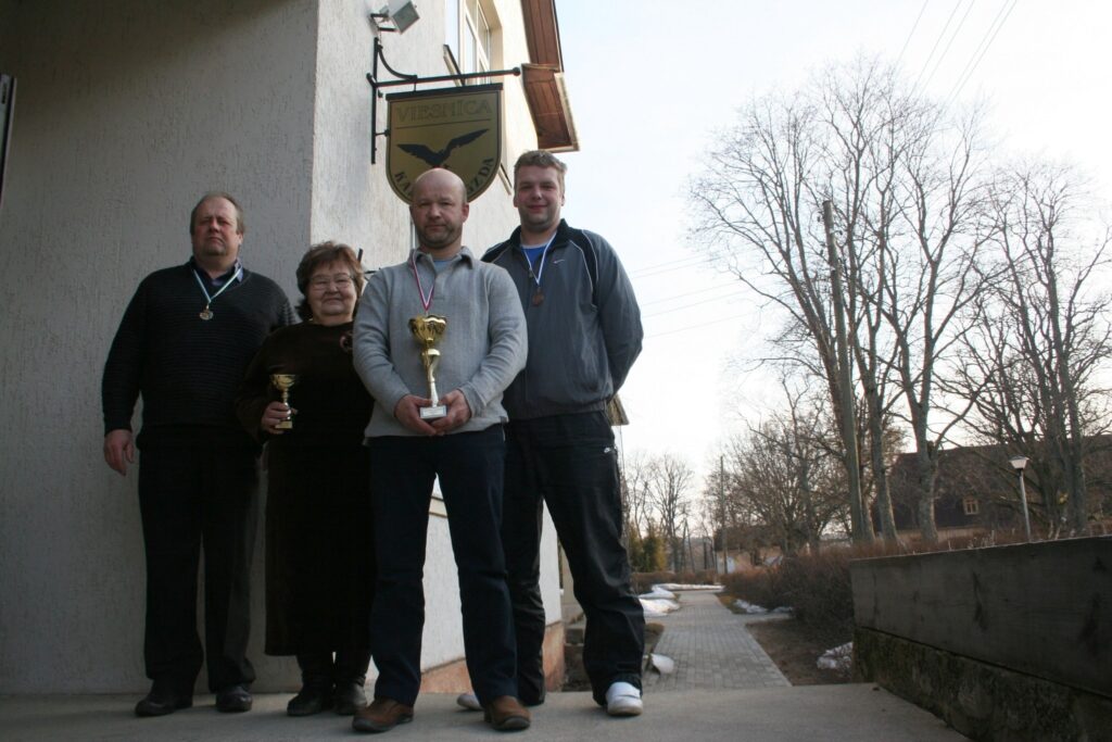 Labākie sportisti Smiltenes atklātajā čempionātā zolītē: Anatolijs Drozdovs (no kreisās), Gunta Paegle, Atis Kripāns, Gints Krauklis. 
Autors: No personīgā arhīva