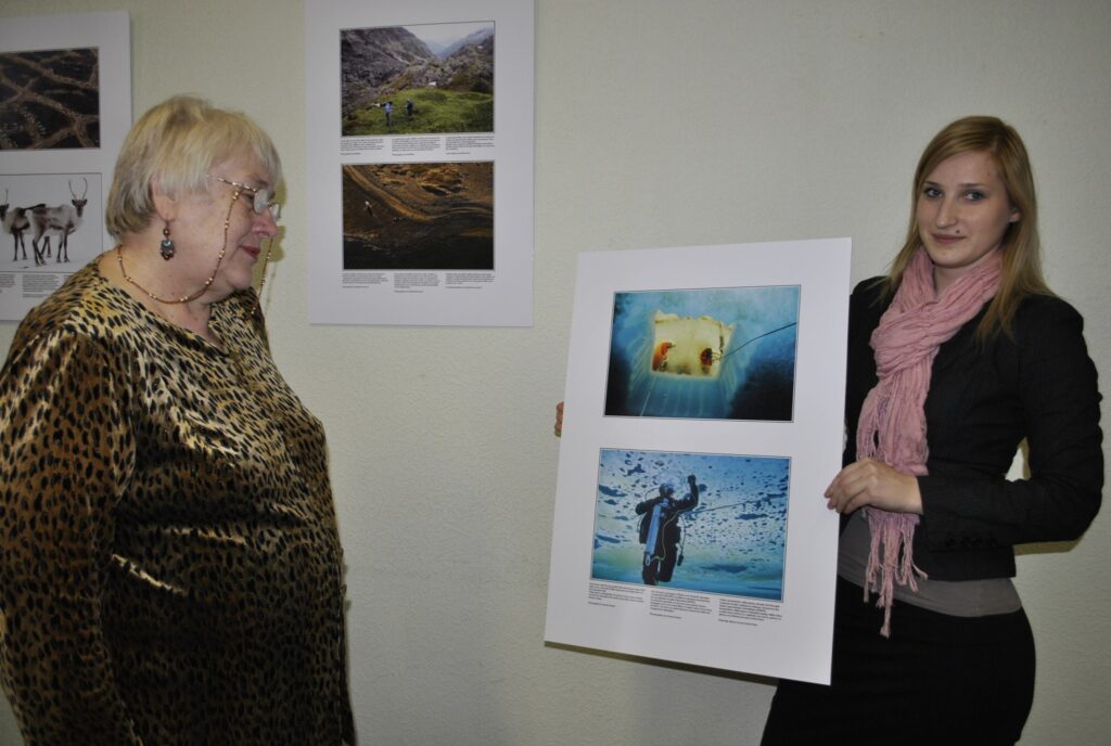 “Iedzīvotājiem būs, ko redzēt,” uz izstādi aicina Smiltenes novada domes darbiniece Marita Mūze (no labās). Smiltenes novada bibliotēkas direktore Zaiga  Krūmiņa jau ir pārsteigta un   ielūgusi ciemos skolēnus.
Autors: Sandra Pētersone