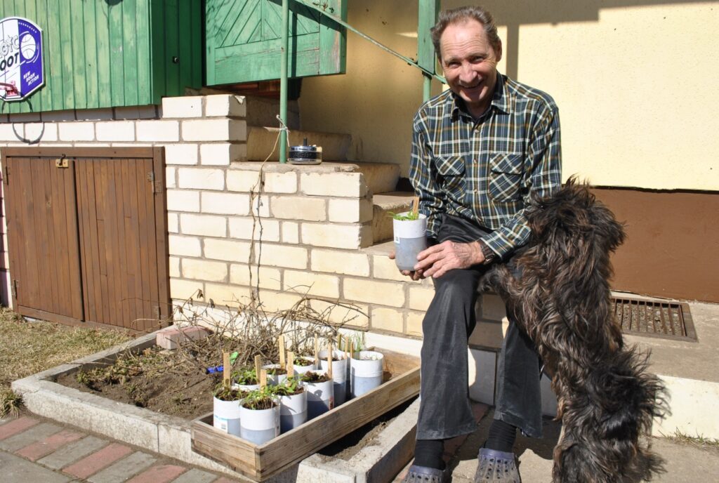 Strencēnietis Imants Dukurs saviem tomātu dēstiem regulāri rīko “saules vannas”, lai stādi būtu veselīgāki. Par palīgu atsaucīgi pieteicies suns Fredis.
Autors: Sandra Pētersone