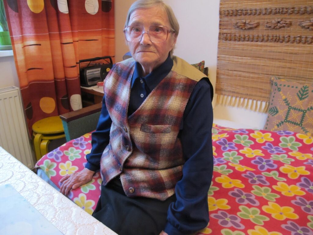  83 gadus vecā Valkas Sociālās aprūpes nama iemītniece Vilma Ķīkule par dzīvi nesūdzas. Viņa joprojām pati spēj sevi aprūpēt un cer, ka veselība ļaus kustēties vēl ilgi.
Autors: Inga Karpova