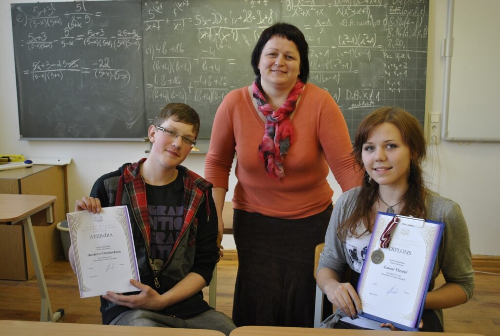 Smiltenes ģimnāzijas  skolotājas Ingunas Kondratjevas audzēkņi  Laura Vizule un Austris Cīrulnieks godam pārstāvējuši savu skolu un novadu matemātikas 61. valsts olimpiādē.
Autors: Sandra Pētersone