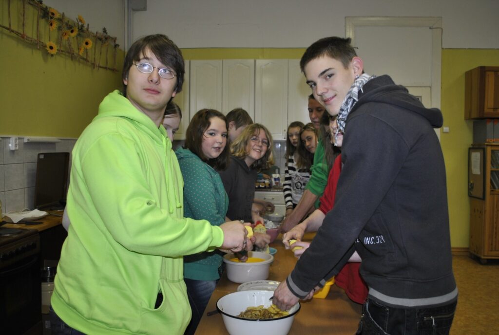 Skolēni no Vācijas pilsētas Villihas, viesojoties Smiltenes ģimnāzijā, mājturības stundā aizrautīgi gatavoja arī savai zemei raksturīgu ēdienu -  kartupeļu pankūkas.
Autors: Sandra Pētersone