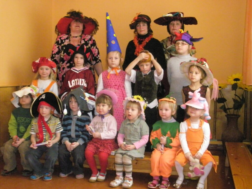 Variņu pagasta bērnudārzā “Saulīte” ir ieviesta jauna tradīcija - Cepuru balle. Galveno balvu saņēma Ennija Koriņeva par galvasrotu “Mazā rozā lēdija” (1. rindā vidū).
Autors: No personīgā arhīva