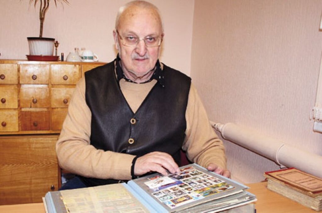 «Kā man skolas gados pielipa tieksme iegādāties pastmarkas, kuras toreiz pirkām vietējā bodītē, jo tur bieži pārdeva konfiscētās ārzemju markas, tā šī patika manī ir dzīva vēl šobaltdien,» atzīstas Vsevolods Dudzinskis.
Autors: Aivars Zilbers