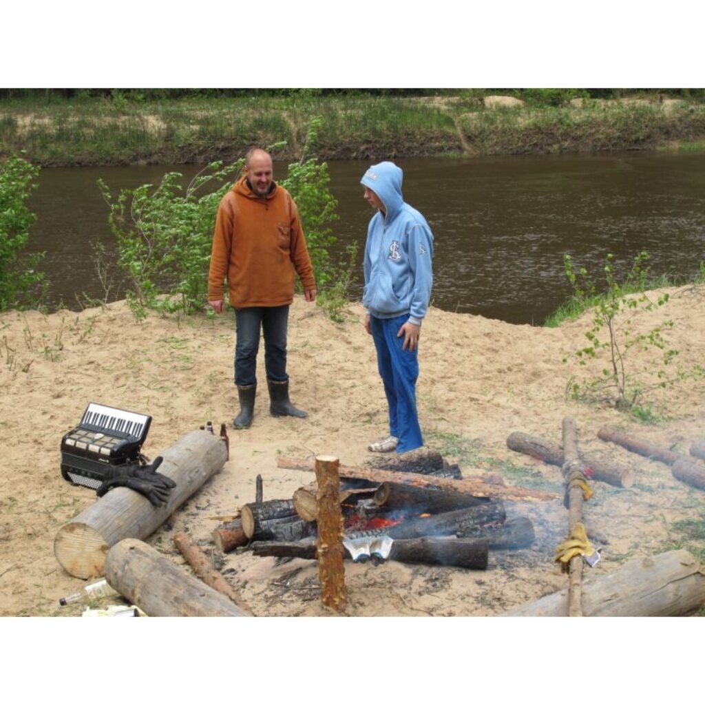 Šodien jau kopš agra rīta Gaujas plostnieki netālu no Spicu tilta sēja šāgada plostu. Plānots, ka tas būs vismaz no desmit plenēm. Vairāk par plosta siešanu lasiet ceturtdienas 