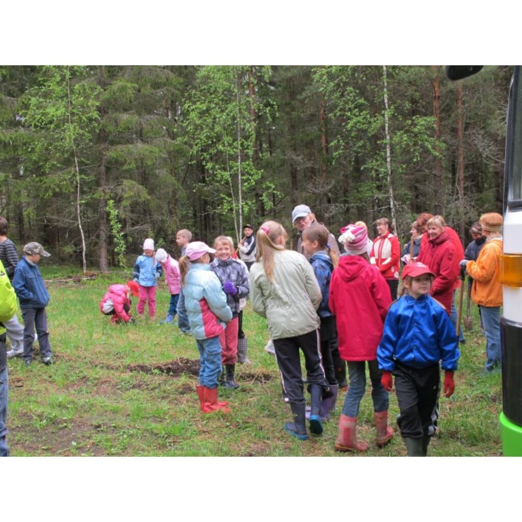 Šodien Meža dienas Ērģemes pagastā. Vietējās pamatskolas skolēni kopā ar pagasta pārvaldes un novada domes darbiniekiem stādīja eglītes aptuveni divu hektāru platībā Ērģemes pagastam piederošajā mežā 