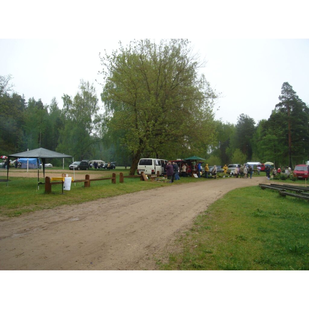 Šopavasar lielākā daļa tirgotāju bija Blomei aizbraukuši garām. Pircēju netrūka, bet preču izvēle - niecīga. 
Autors: Sarmīte Ozola