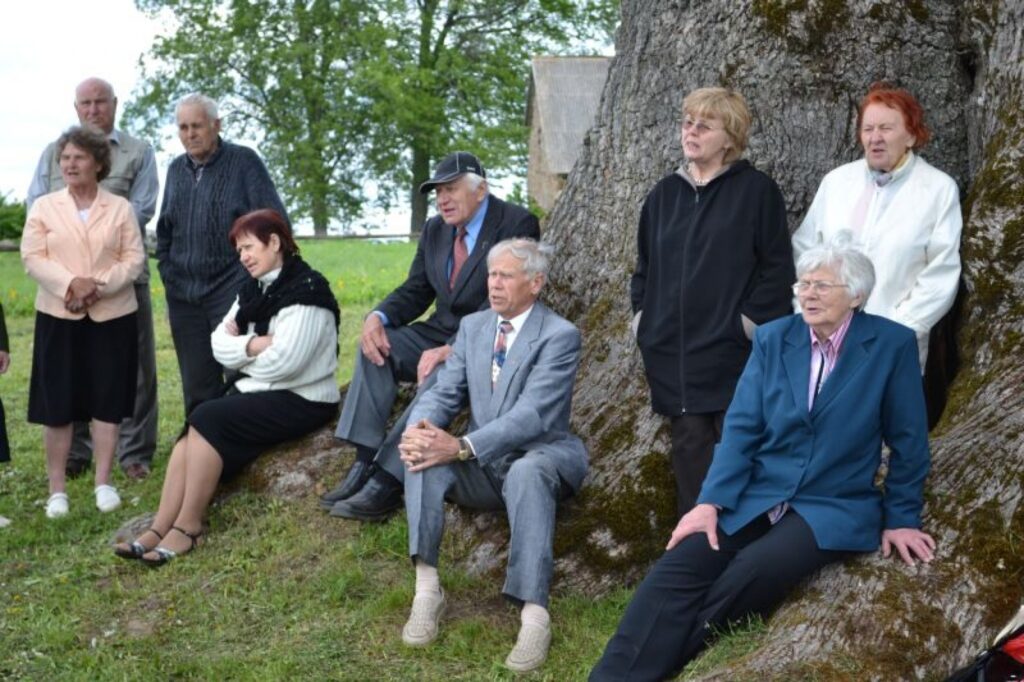 Pie Kaņepju ozola sabraukušie politiski represētie ar dziesmām noslēdza atmiņu stāstījumus. 
Autors: No personīgā arhīva