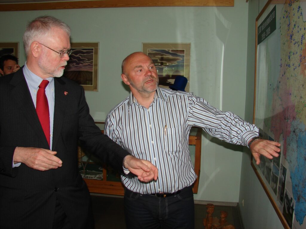 Skatoties Latvijas ceļu kartē, Kanādas vēstniekam Latvijā V. E. Skotam Heteringtonam (no kreisās) bija daudz jautājumu, ko uzdot Smiltenes ceļinieku uzņēmuma “8CBR” valdes priekšsēdētājam Andrim Lacbergam.
Autors: Sandra Pētersone