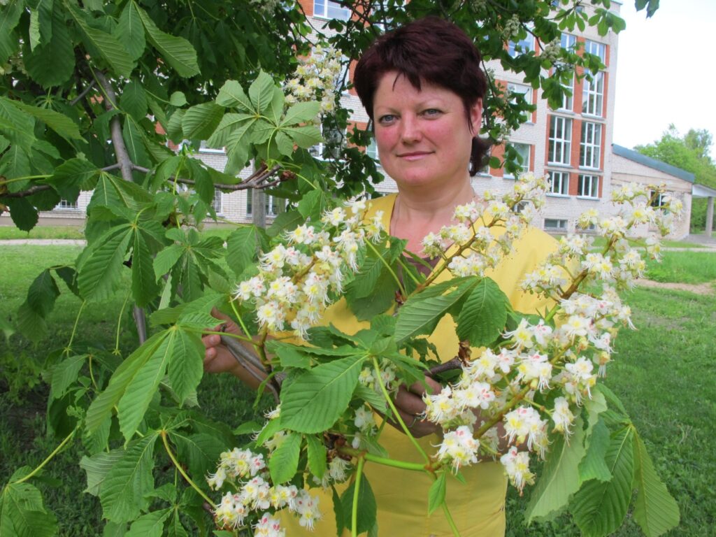 Valkas pamatskolas skolotāja Sandra Veldre nesūkstās par saviem gadiem, bet dzīvi izgaršo un sajūt visās varavīksnes krāsās.
Autors: Inga Karpova