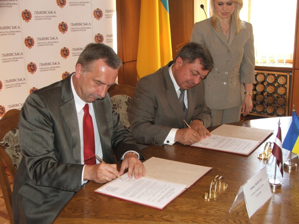 Smiltenes novada domes priekšsēdētājs Ainārs Mežulis (no kreisās) un Ļvovas apgabala Ukrainas valsts administrācijas priekšsēdētāja vietnieks Mirons Jankivs ar saviem parakstiem apliecinājuši sadarbību un draudzību starp Smiltenes novadu un Ļvovas apgabalu.
Autors: Sandra Pētersone