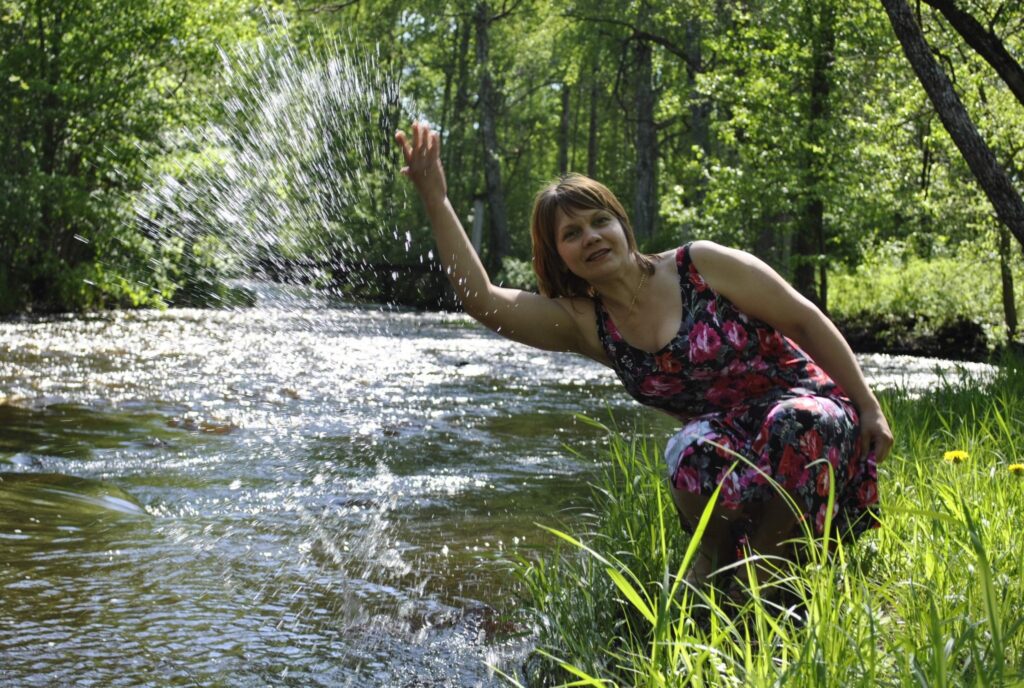 Grundzālē Palsas upei ir īpaša nozīme vietējo iedzīvotāju sirdīs, tostarp arī pagasta pārvaldes vadītājas Aldas Zvejnieces. Viņa ir viena no daudziem, kura sapņoja par dabas takas izveidi gar Palsu. Šovasar sapnis kļūs par īstenību un Grundzālē taps vieta nesteidzīgai un romantiskai atpūtai.
Autors: Santa Sinka