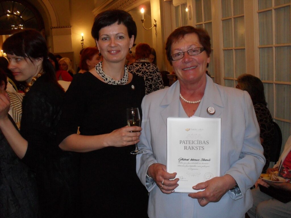 Fonda Ziedot.lv un tās vadītājas Rūtas Dimantas (no kreisās) Pateicības rakstu par palīdzību   ekonomiskās krīzes skartajiem iedzīvotājiem saņēmusi arī “Glābiet bērnus” Strenču nodaļa un tās vadītāja Velga Graumane. 
Autors: No personīgā arhīva