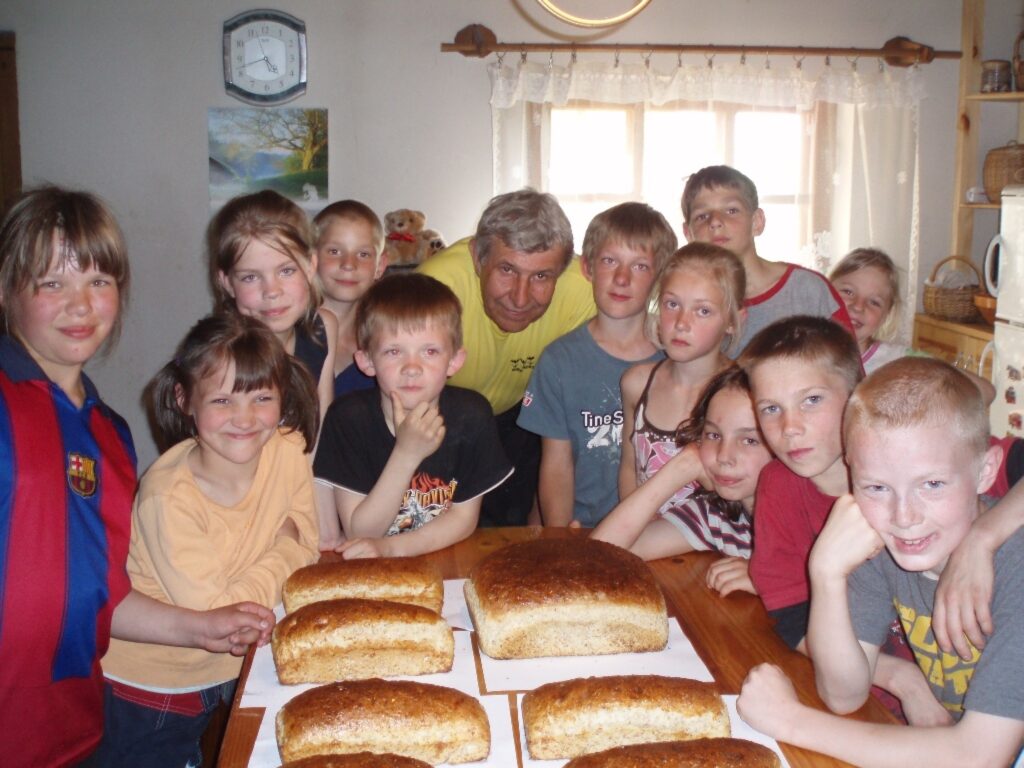 Palsmanes pagasta “Viduspūķu” saimnieks Jānis Valdmanis skolēnu grupas savā  sētā uzņem reti. Iespēja redzēt, kā viņš cep maizi pēc senām tradīcijām, uzsmaidīja Palsmanes speciālās internātskolas bērniem.
Autors: no personīgā arhīva