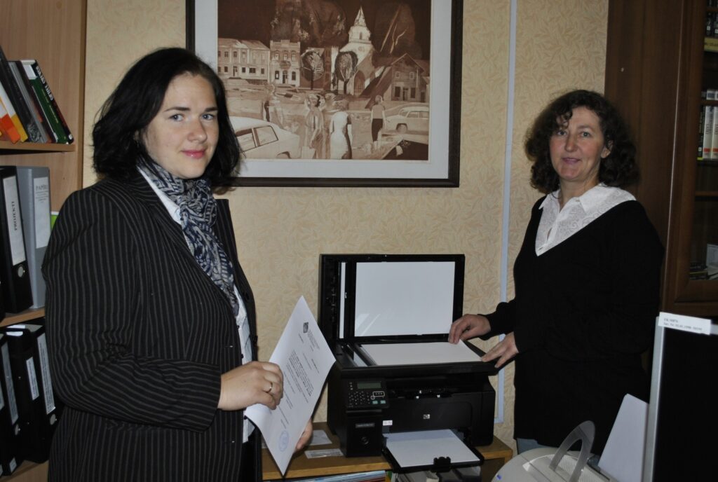 Smiltenes novada bibliotēka tikusi pie jauna multifunkcionāla printera, ko tai nopelnīja  Līga Krūmiņa-Krīgere (no kreisās) un Vita Rutka. Printeris noderēs arī apmeklētājiem.
Autors: Sandra Pētersone