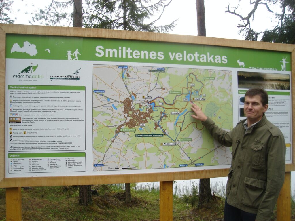 Valsts akciju sabiedrības “Latvijas valsts meži” Austrumvidzemes mežsaimniecības Silvas iecirkņa vadītājs Normunds Vīksna cer, ka jaunie informatīvie stendi palīdzēs velosipēdistiem orientēties Smiltenes velotakās.
Autors: Sandra Pētersone
