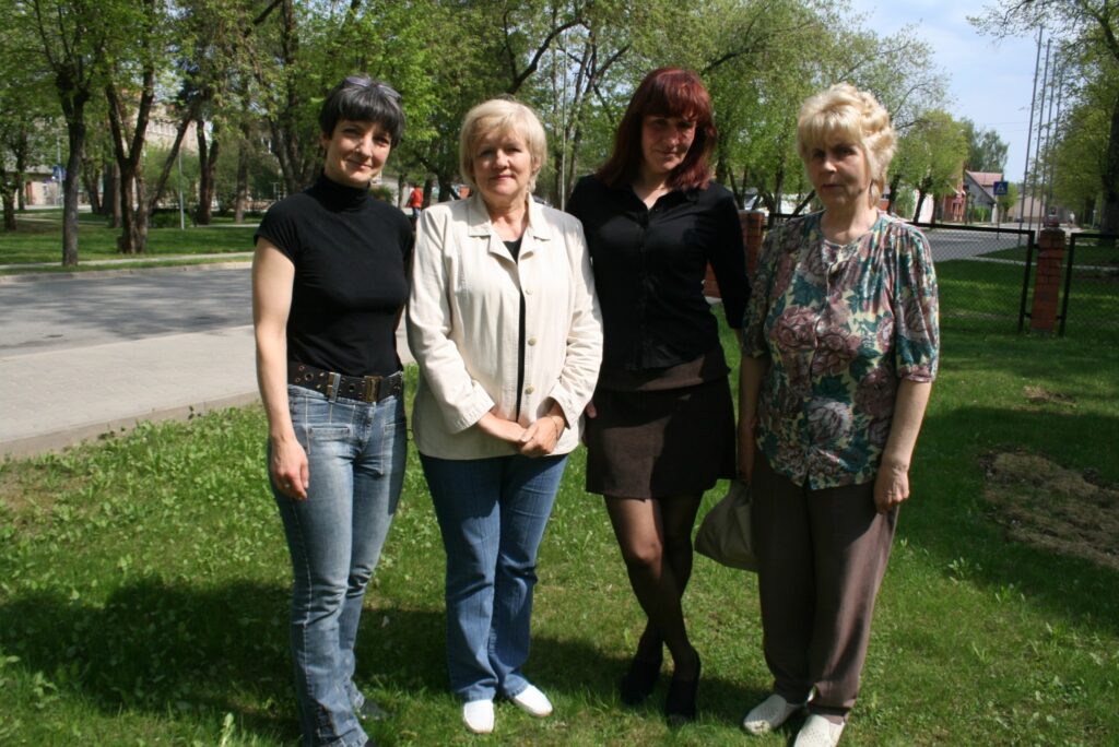 Dzīvniekmīļu grupa -  Irīna Beļajeva (no kreisās), Līga Metuzāle, Gunta Kraučuna un Astrīda Zālīte – nolēmusi ķerties  vērsim pie ragiem un dibināt dzīvnieku aizstāvju biedrību. 
Autors: Inga Karpova