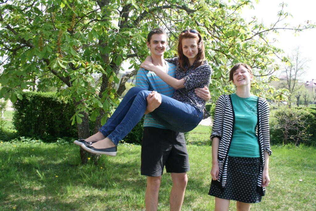  Valkas ģimnāzisti – Jānis Freibergs, Ance Varta un Sabīne Dreimane – pagaidām vēl nesaspringst par gaidāmajiem eksāmeniem, bet gan izbauda pēdējos jaukos brīžus skolā.
Autors: Inga Karpova