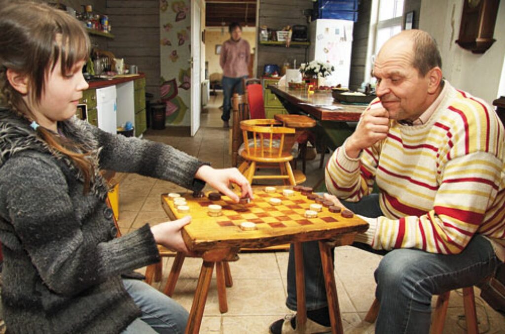 Saimnieka darināti ķeblīši – gan sēdēšanai, gan dambretes spēlei.
Autors: Agris Samcovs