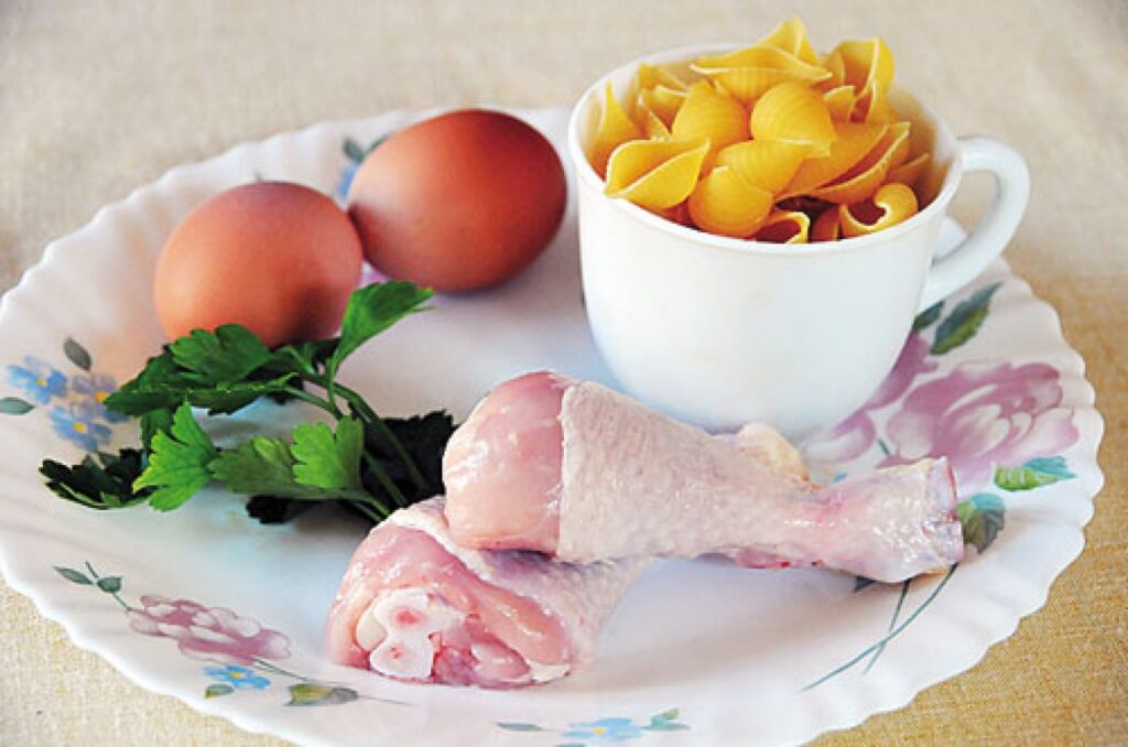 Sastāvdaļas omletes zupai: Divu porciju pagatavošanai nepieciešami divi vistu stilbiņi, divas olas, 50 – 100 gramu makaronu, pētersīļi un garšvielas. Makaronus vēlams izvēlēties no cieto kviešu miltiem vai līdzvērtīgus, kas zupas šķidrumā neturpina briest. 
Autors: Dainis Ģelzis