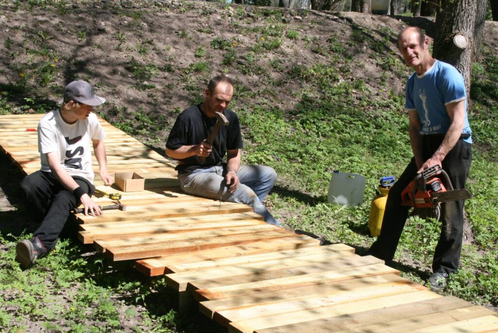 Šajās dienās dīķa krastmalā takas no koka dēlīšiem veido SIA “Koka rokdarbi”.
Autors: Aivars Zilbers