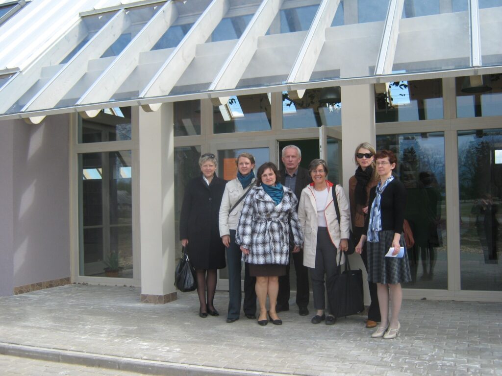 Jērcēnu bibliotēkas vadītāja Ilvija Ķimse un Mortensona centra direktora vietniece Sūzana Šnuere (priekšplānā) ar Strenču novada pašvaldības un valsts aģentūras “Kultūras informācijas sistēmas” pārstāvjiem pie jaunā Plāņu saieta nama.
Autors: No personīgā arhīva