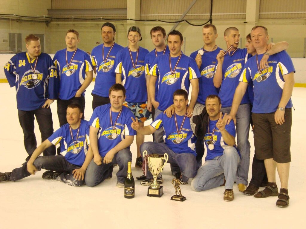 Vidzemes atklātajā  čempionātā hokejā par 1. līgas vicečempioniem kļuva “Smiltenes '09” spēlētāji. Smilteniešiem šis ir augstākais panākums Vidzemes čempionātā. 
Autors: no personīgā arhīva