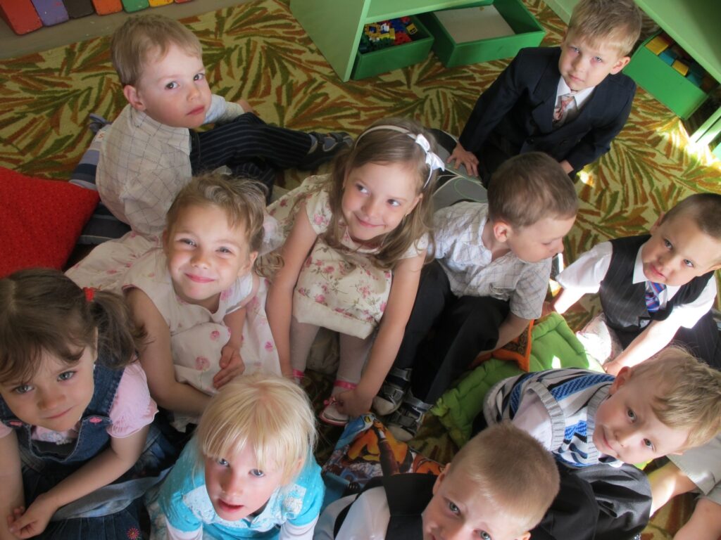 Šodien mazas, mīļas un siltas bērnu rociņas apķersies māmiņām ap kaklu, lai viņas samīļotu Māmiņdienā. 
Autors: Inga Karpova