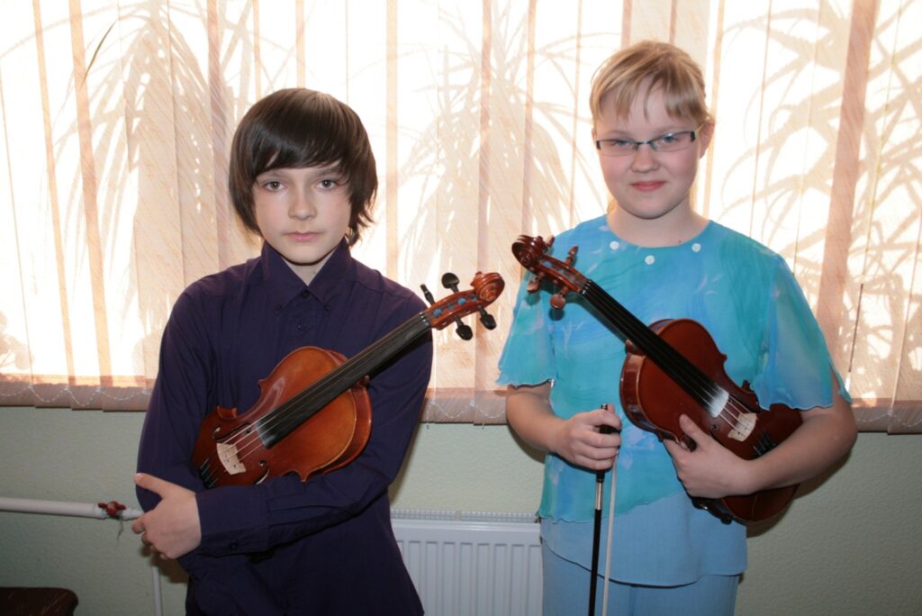 J. Cimzes Valkas mūzikas skolas audzēkņi Rūdolfs Miķelsons triumfē jauno vijolnieku konkursā  Cēsīs.
Autors: Aldis Dubļāns