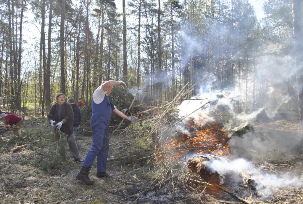  Strenčos top jauna atpūtas un sporta vieta. “Nevarēju nenākt, te mana bērnība pagājusi,” teic pensionāre Māra Čukste (no kreisās). Talkā strādāja visas paaudzes. 
Autors: Sandra Pētersone