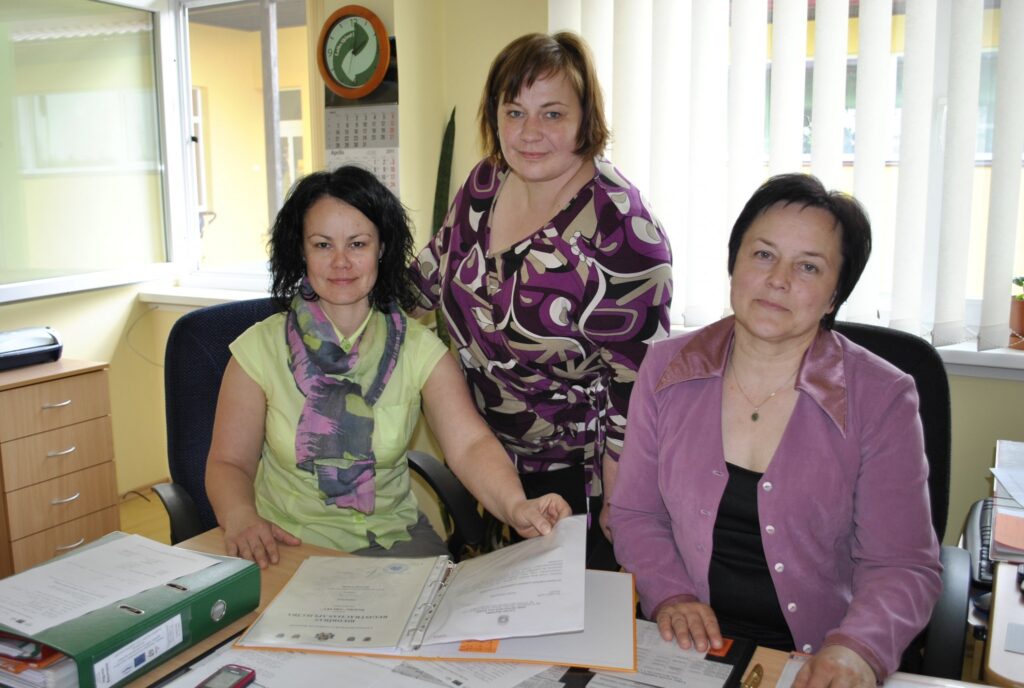 Trīs ir vairāk, nekā viens, un kopā tas ir spēks, pārliecinātas trīs enerģiskas sievietes  Ramona Moisejeva (no kreisās), Arnita Freiberga un Ināra Grundāne. Viņas Launkalnes pagastā nodibinājušas jaunu biedrību.
Autors: Sandra Pētersone