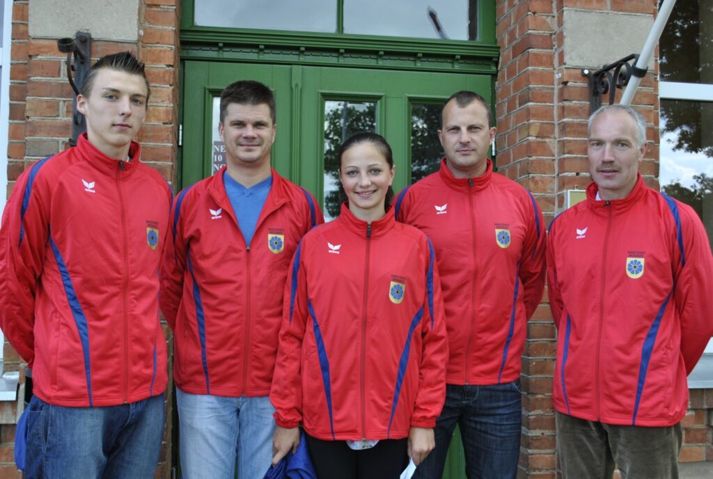 Smiltenes novada komanda 1. jūlijā uz Latvijas Jaunatnes olimpiādi dosies jaunās formās. Attēlā: Edgars Ozols (no kreisās), treneris Ingars Grēns, Dana Sīpola, treneris Ģirts Kātiņš (klāt nav Jāņa Ērgļa un Mārča Grēna. Treneris Guntars Markss (no labās) šajā laikā būs Vācijā. 
Autors: Sandra Pētersone