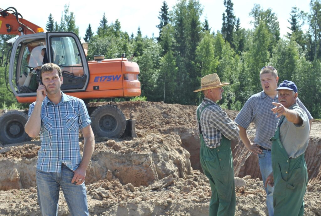 Variņu pagasta uzņēmumā “Palsa” šomēnes sākusies lielas govju fermas būve. Valdes priekšsēdētājs Aivis Aizsilnieks (no kreisās) informē, ka uzņēmums piena lopkopībā plāno  apjomīgākās investīcijas.
Autors: Sandra Pētersone