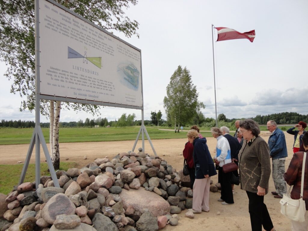  Likteņdārzā  topošajā amfiteātrī tiks iebūvēti laukakmeņi arī Palsmanes pagasta ļaužu piemiņai. 
Autors: No personīgā arhīva