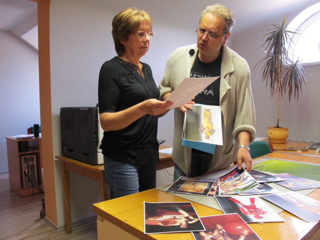 Kultūras nedēļas koordinators Aivars Ikšelis un kultūras nama māksliniece Maija Kaimiņa spriež, kā labāk ierāmēt baltkrievu fotogrāfa Aleksandra Čerņenko darbus.
Autors: Aldis Dubļāns