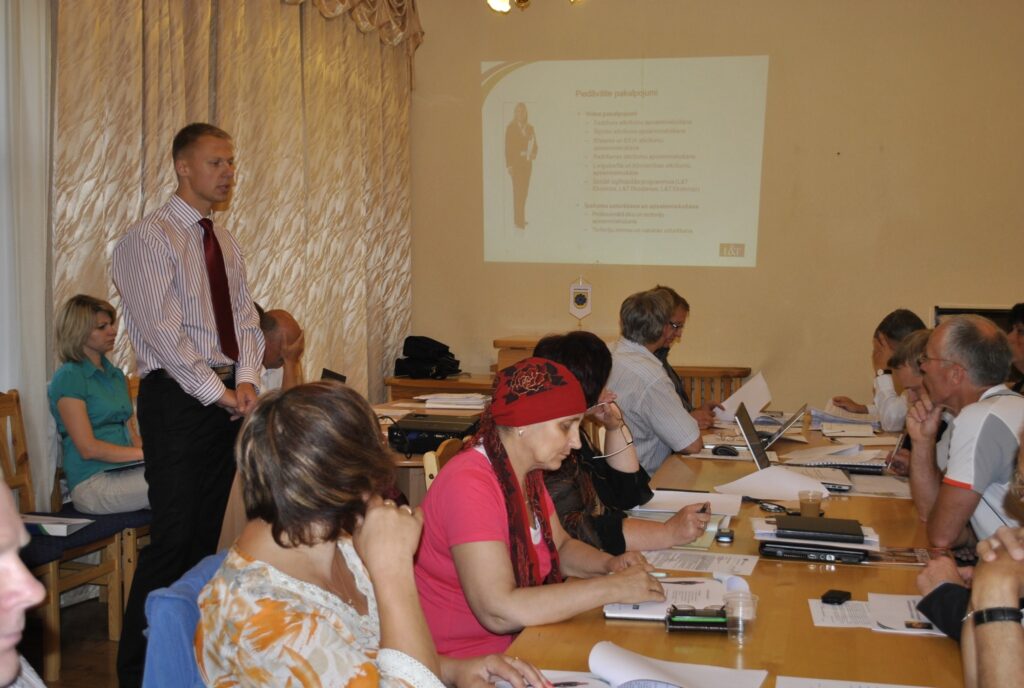 Rīgas firmas “L&T” pārstāvis, smiltenietis Ingus Vilks otrdien aicināja Smiltenes novada domi rīkot konkursu par sadzīves atkritumu apsaimniekošanu Smiltenes novadā. 
Autors: Sandra Pētersone