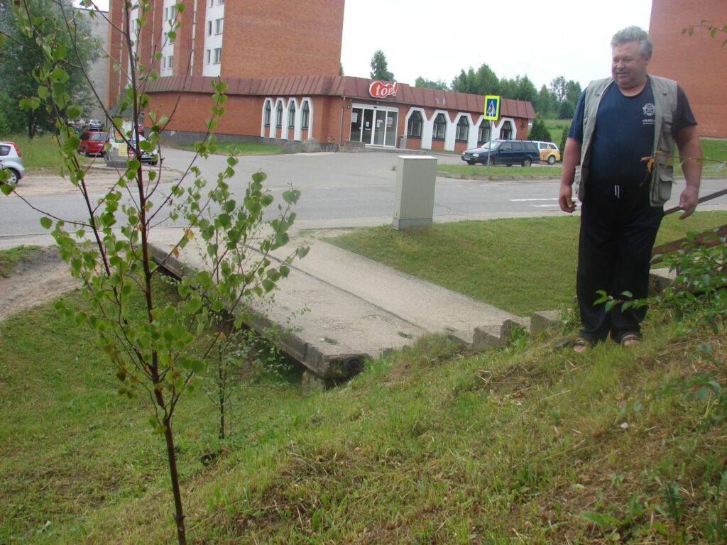 Smiltenē, Rīgas ielas 10. nama iedzīvotājam Guntim Zvirbulim sāp sirds, jo “Smiltenes NKUP” darbinieks, pļaujot zāli, nopļāvis vienu no četriem pavasarī iestādītajiem bērziem. Vietā, kur  stāv vīrietis, vēl nedēļu iepriekš auga jaunais koks.
Autors: Santa Sinka